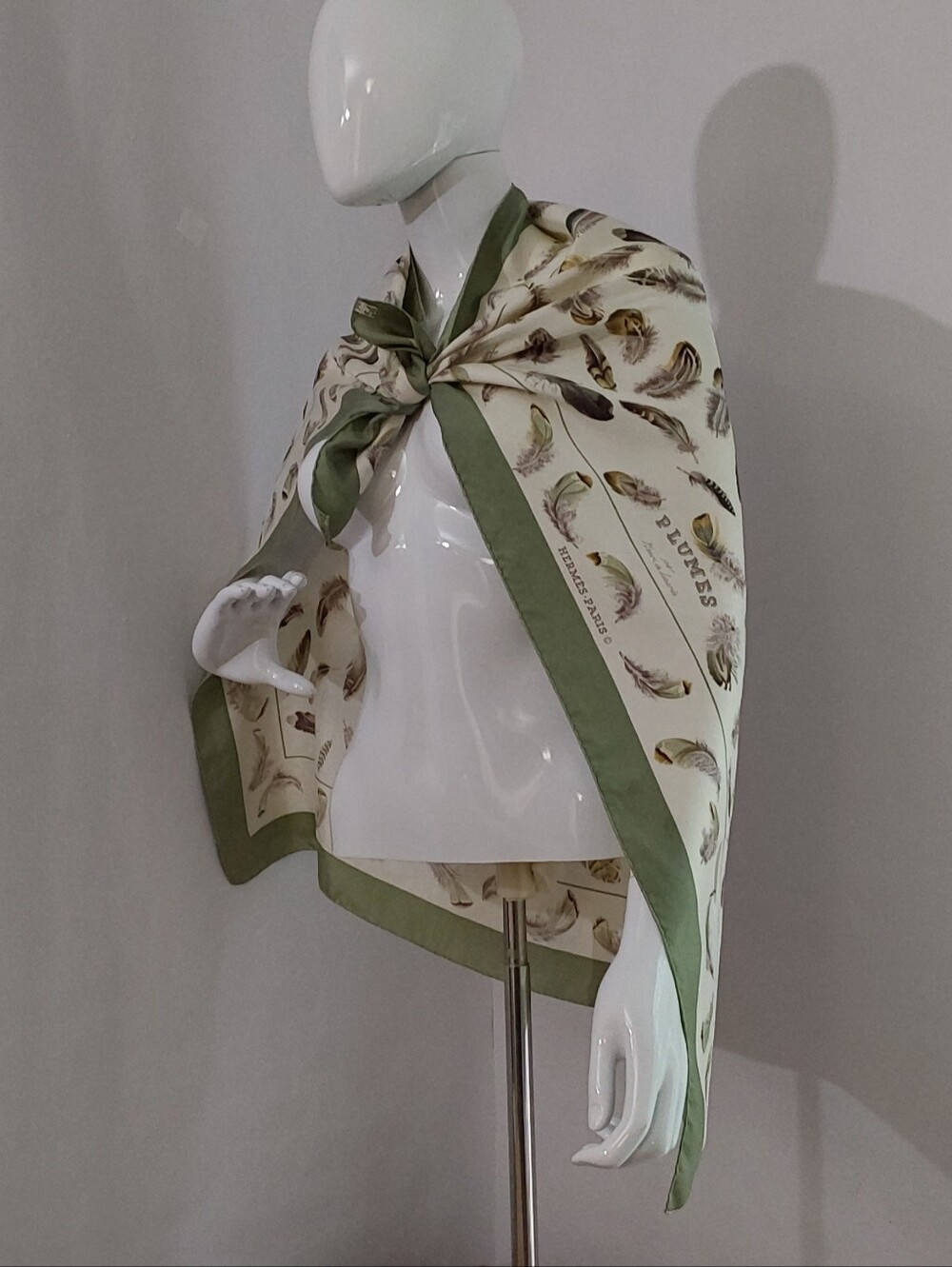 VINTAGE Hermes ‘Les Plumes’ Silk Carre 90 - Picture 2 of 10